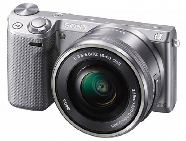 La Sony NEX-5T, equipaggiata con NFC e Wi-Fi